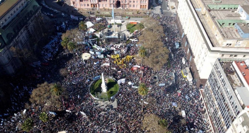 "La paz social es una responsabilidad colectiva", subray&oacute; un documento le&iacute;do en Plaza de Mayo