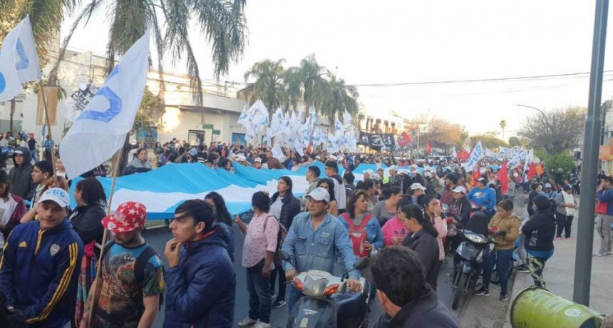 Sindicalistas, legisladores y dirigentes pol&iacute;ticos llamaron a defender la democracia