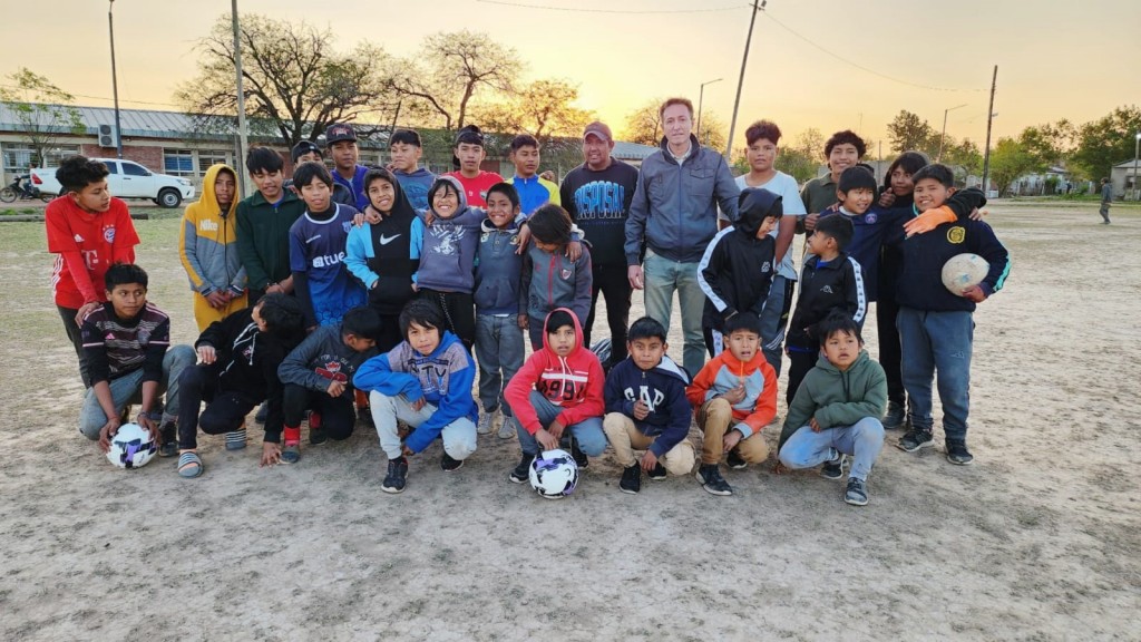 El coordinador del programa Ñachec visitó la escuela de fútbol del Barrio Nocayi