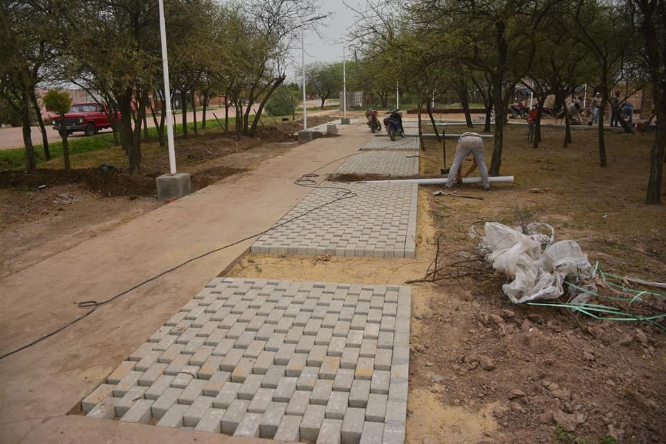 Avanzan las remodelaciones de la plazoleta Juan Paredes en el Barrio Sarmiento de Castelli