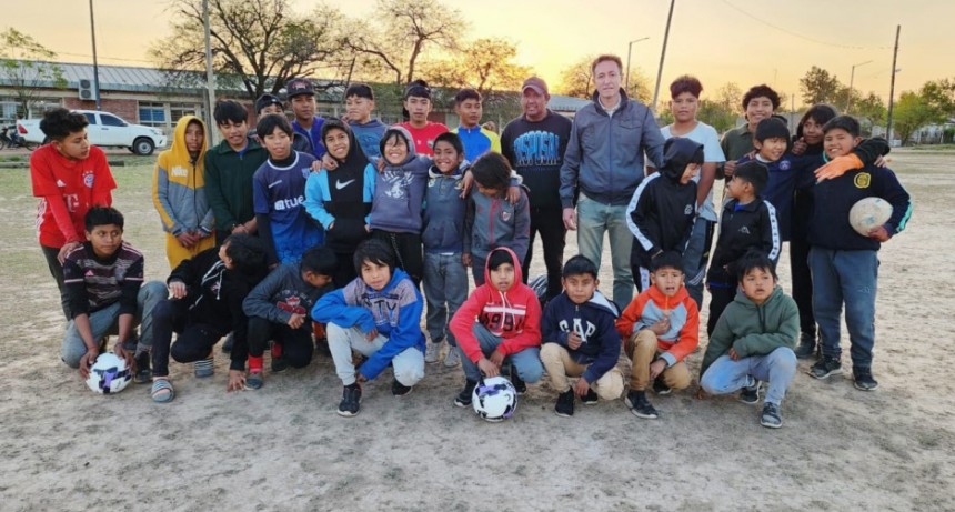 El coordinador del programa &Ntilde;achec visit&oacute; la escuela de f&uacute;tbol del Barrio Nocayi
