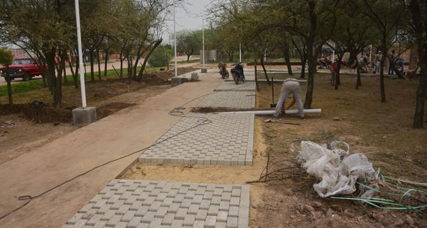 Avanzan las remodelaciones de la plazoleta Juan Paredes en el Barrio Sarmiento de Castelli