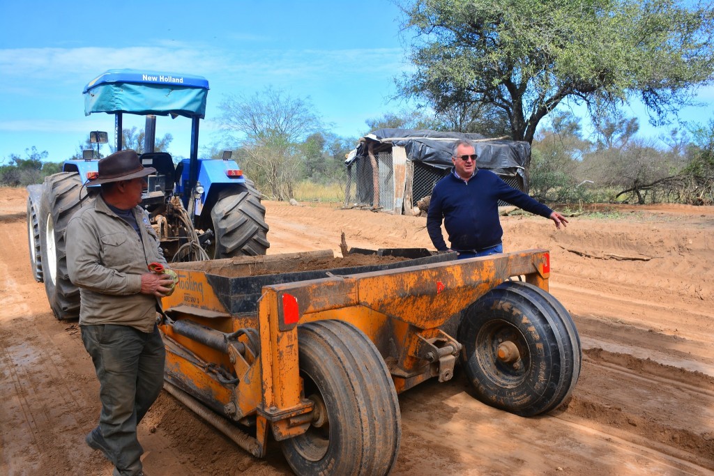 Sander visitó a productores que solicitaron el servicio de laboreo de suelo y represas