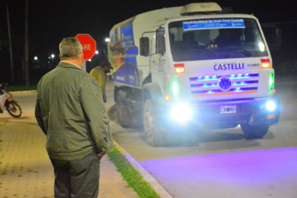 Servicios Públicos puso en marcha la barredora para optimizar la limpieza urbana en Castelli