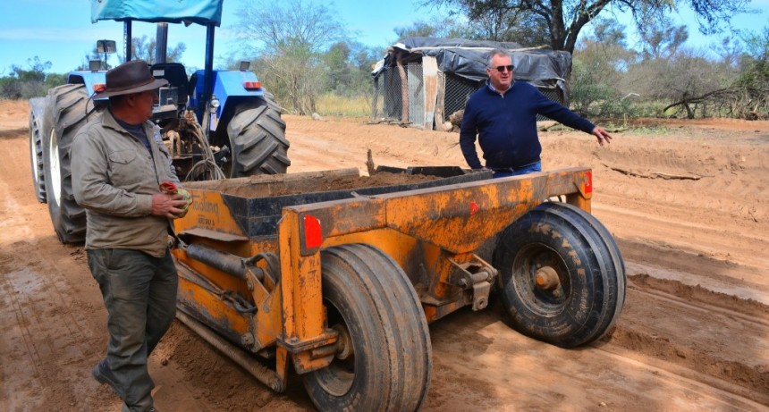 Sander visitó a productores que solicitaron el servicio de laboreo de suelo y represas
