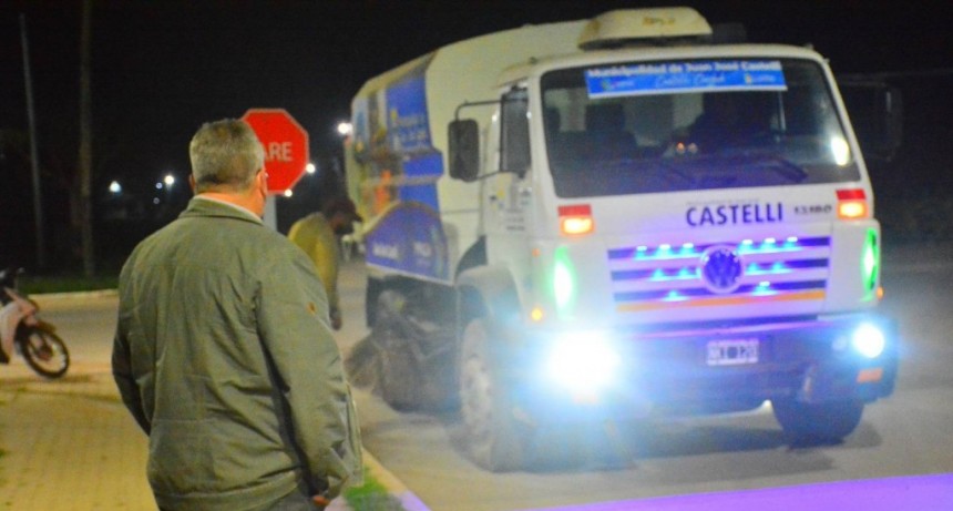 Servicios Públicos puso en marcha la barredora para optimizar la limpieza urbana en Castelli