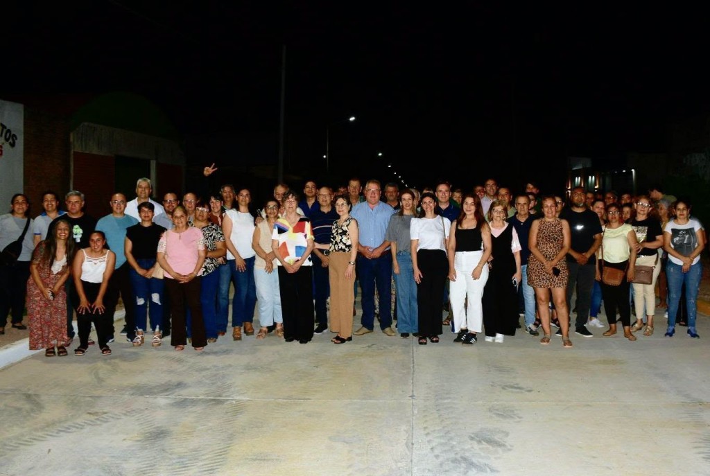 El Intendente P&iacute;o Sander, junto a los vecinos, habilit&oacute; pavimento urbano en Castelli