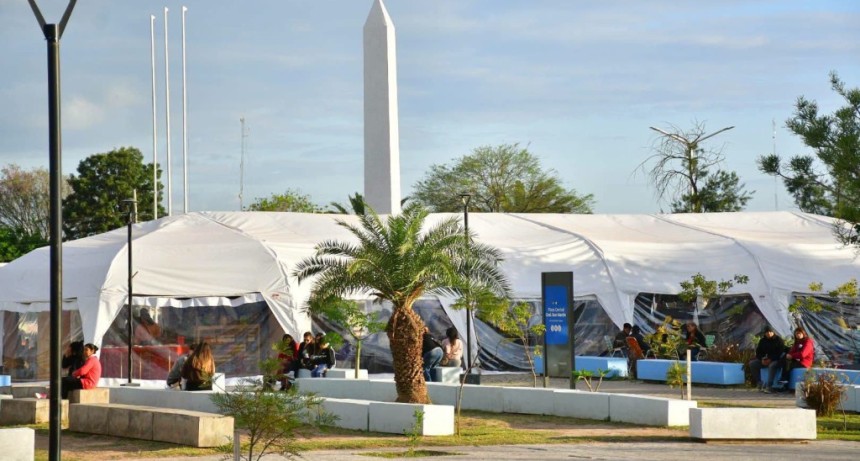 A pesar del fr&iacute;o, la Plaza San Mart&iacute;n volvi&oacute; a ser el punto de encuentro con la Feria del Libro &ldquo;Castelli Lee&rdquo;