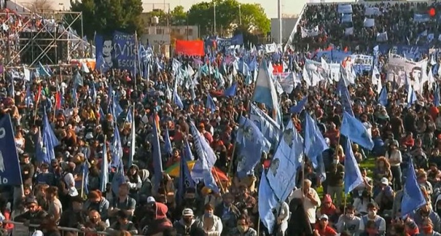 Fern&aacute;ndez ante una multitud de organizaciones sociales: &ldquo;Quiero cambiar planes por empleo&rdquo;
