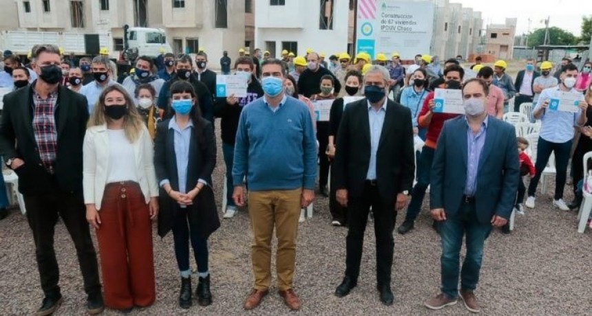 Capitanich y Ferraresi entregaron cr&eacute;ditos hipotecarios y firmaron acuerdos para construir nuevas viviendas