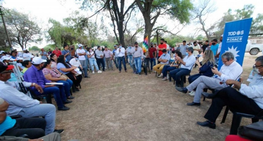 Con charlas con vecinos y vecinas, Capitanich cerr&oacute; una &ldquo;visita muy gratificante&rdquo; a El Impenetrable