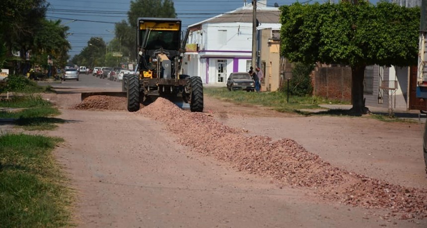 Avanza el enripiado y bacheo en las calles de Castelli