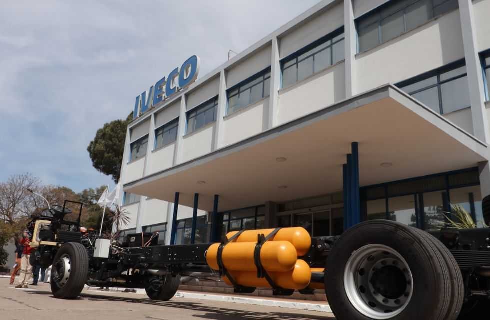 Iveco Group comenzará a probar en 2023 motores a GNC de producción nacional para camiones y buses