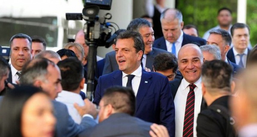 Massa, a las petroleras: &ldquo;Si el martes a la noche no est&aacute; resuelto, no van a poder sacar un barco&rdquo;