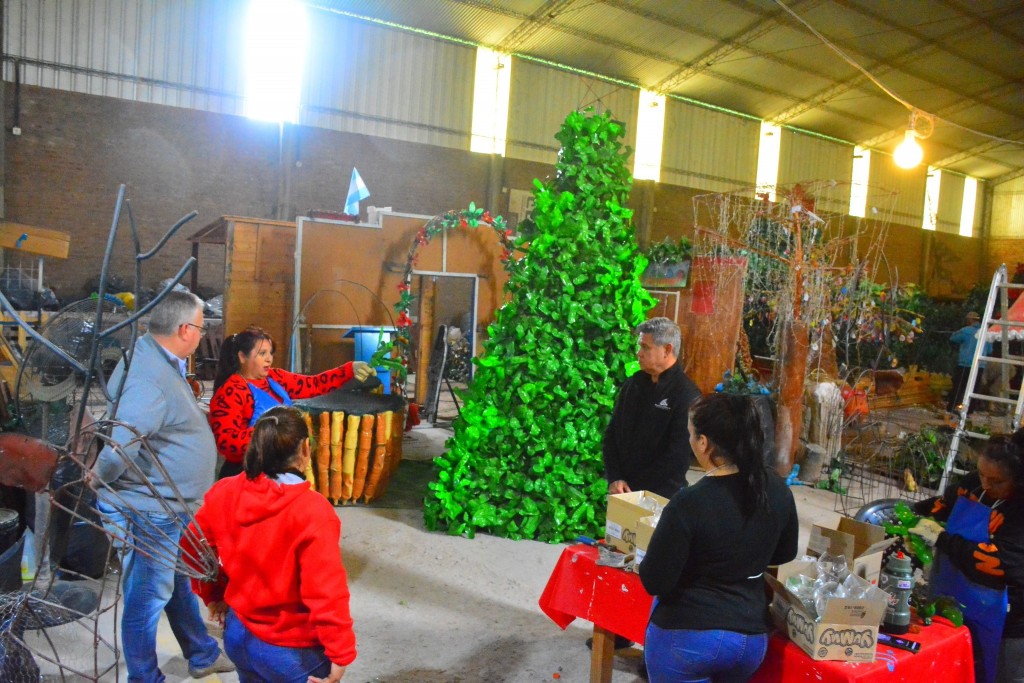 El Taller de Reciclado prepara la ornamentación para vestir de fiesta la ciudad