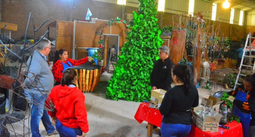 El Taller de Reciclado prepara la ornamentación para vestir de fiesta la ciudad