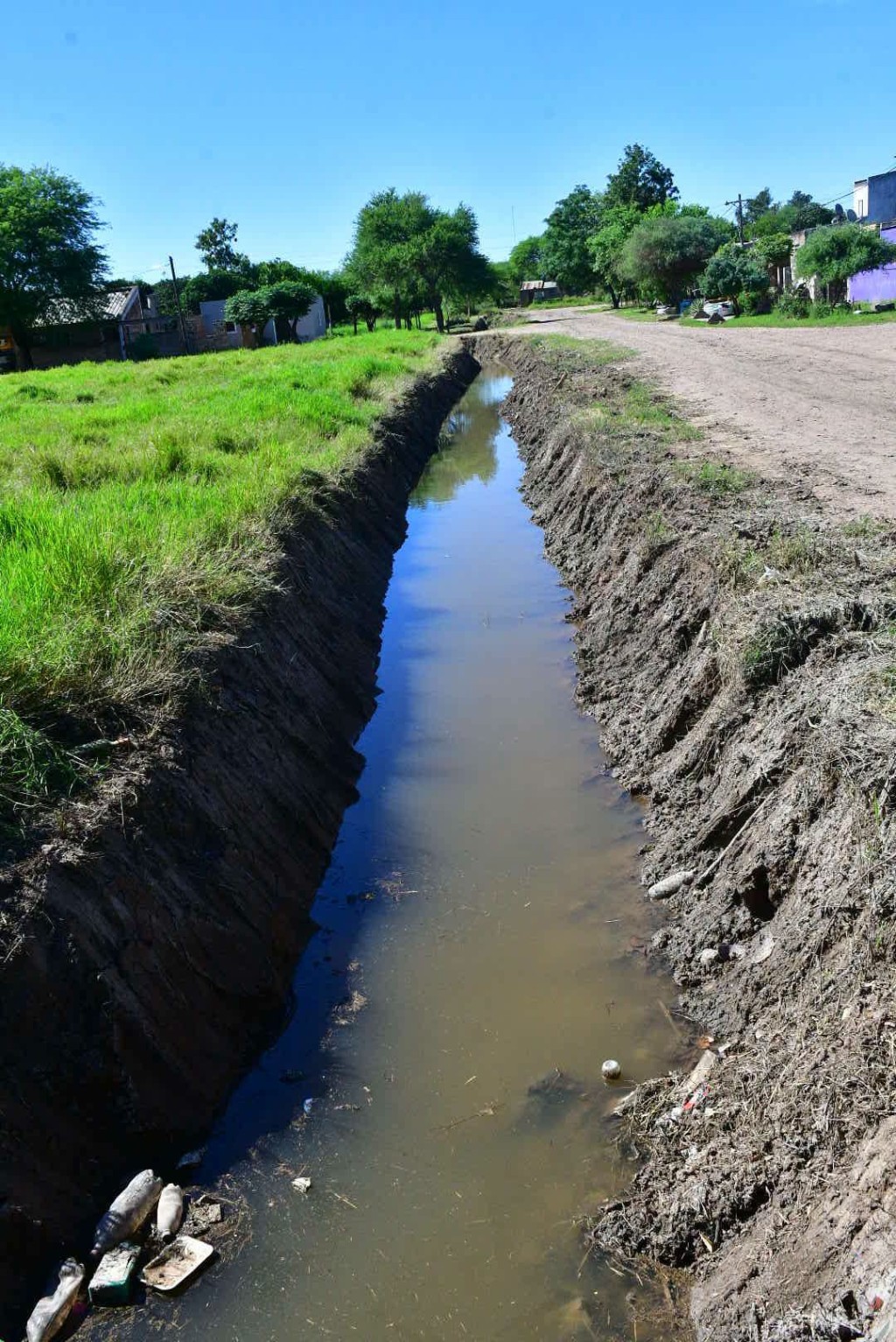 El Municipio contin&uacute;a avanzando con las tareas de limpieza, mantenimiento y saneamiento de canales