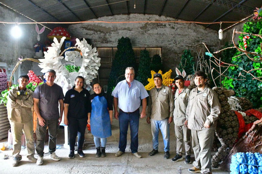El taller de reciclado municipal trabaja para adornar las fiestas de fin de a&ntilde;o