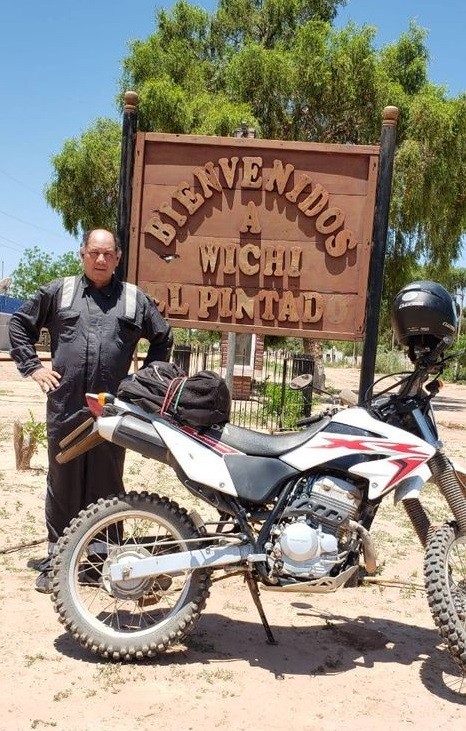 En moto el Defensor del Pueblo del Chaco recorri localidades y