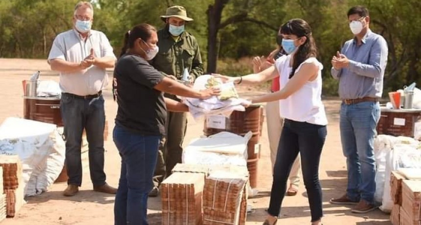 Bermejito: Entregaron material ap&iacute;cola a familias de paraje el Colch&oacute;n y Santa Carmen
