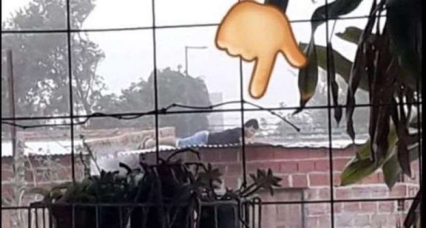 Imagen conmovedora: se acost&oacute; sobre el techo de su casa para que la tormenta no se lo lleve