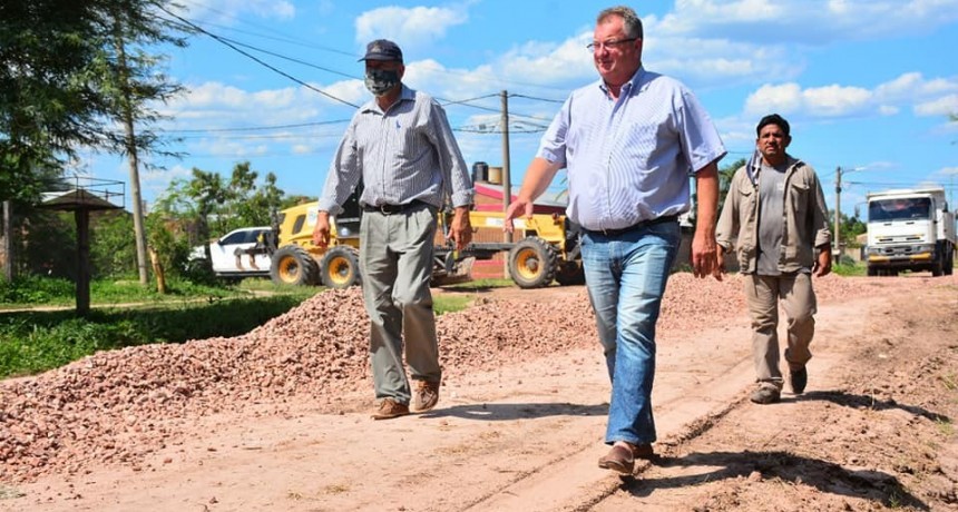 El municipio de Castelli avanza con el enripiado de calles de la Ciudad