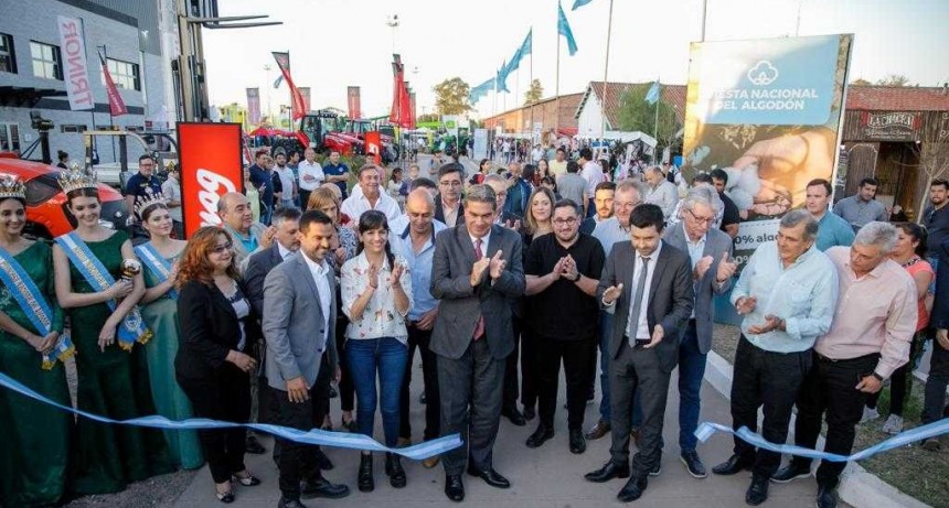 Inversiones, reanudaci&oacute;n de vuelos y respuestas a productores, anuncios de Capitanich en la Fiesta Nacional del Algod&oacute;n