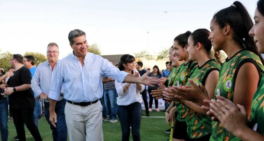 Nueva terminal de &oacute;mnibus y cancha de hockey sint&eacute;tico en Castelli,