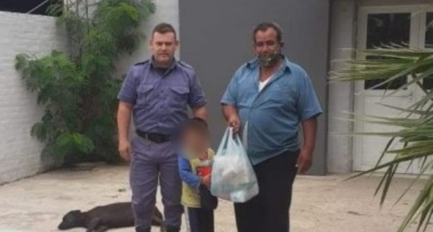 Un padre se acerc&oacute; a una comisar&iacute;a a pedir alimentos junto a su hijo y un polic&iacute;a se los compr&oacute;