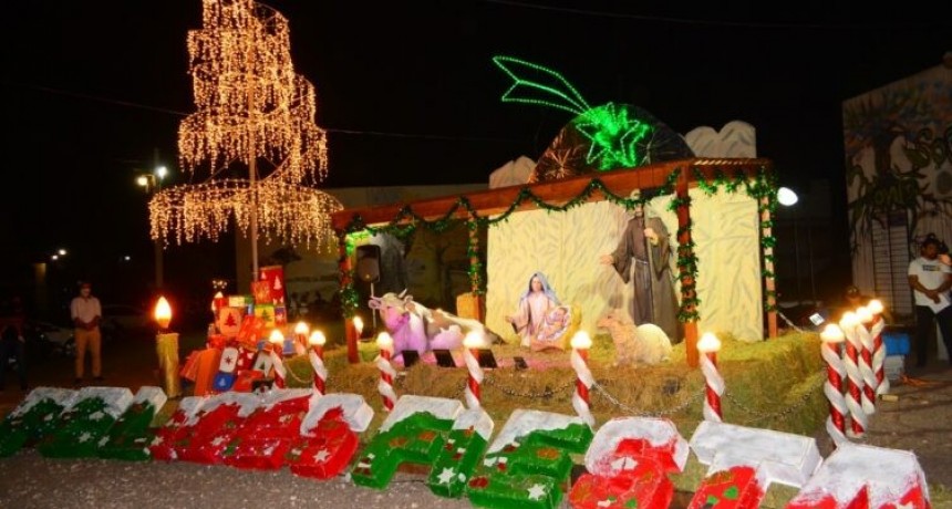 Castelli inaugur&oacute; un pesebre hiperrealista con adornos de material reciclable