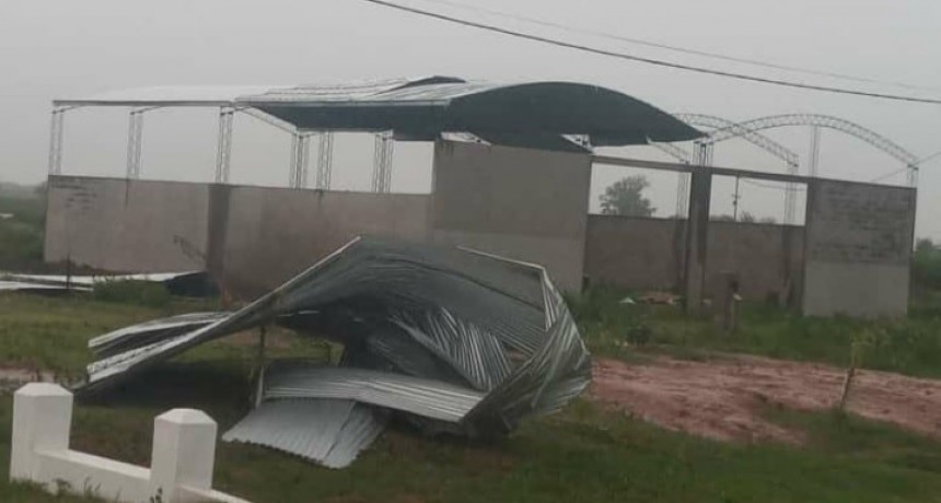 Tormenta con fuerte viento azoto Castelli, Miraflores y zonas de influencia