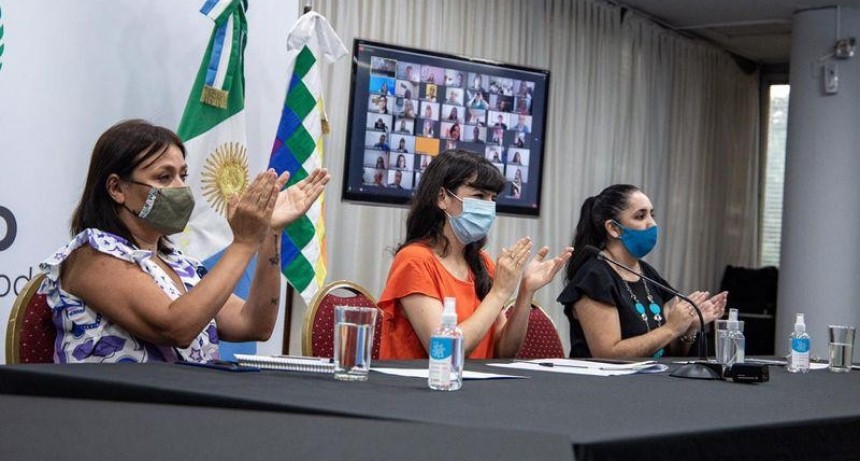 Ley Micaela: entregan 600 certificados de capacitaci&oacute;n en g&eacute;nero a trabajadores estatales