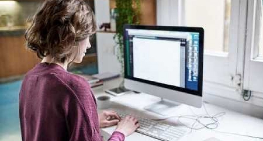 La mayor&iacute;a de los argentinos prefiere trabajar de manera h&iacute;brida, seg&uacute;n un estudio