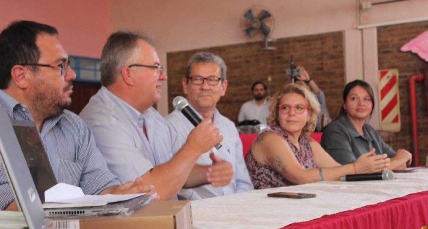 Educaci&oacute;n realiz&oacute; un nuevo encuentro del programa &ldquo;Acompa&ntilde;amiento Territorial&rdquo; y entreg&oacute; computadoras a estudiantes