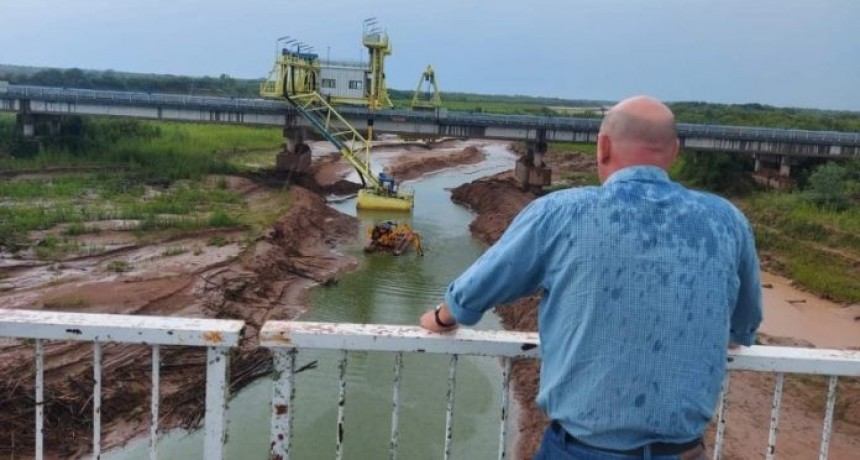 Ante la presencia de cianobacterias, el presidente de APA supervis&oacute; el monitoreo del agua del r&iacute;o Bermejo