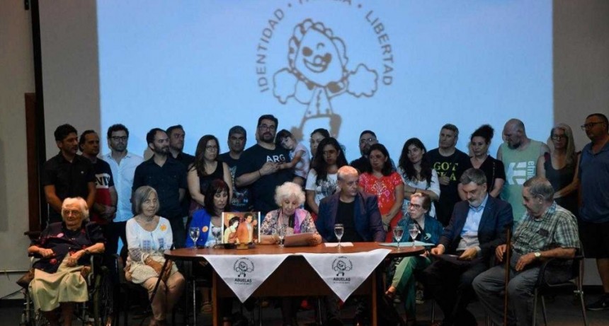 La restituci&oacute;n de identidad del nieto 131 da "esperanza de encontrar a los que faltan", dijo Carlotto
