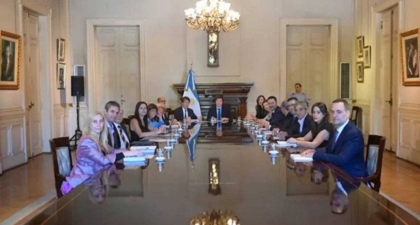 Milei encabez&oacute; su primera reuni&oacute;n de Gabinete para encarar el "reordenamiento del Estado"