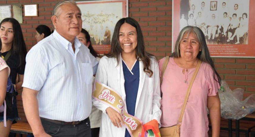 Sandra Toribio, la primera m&eacute;dica argentina de la etnia Wich&iacute;, se recibi&oacute; en la UNNE